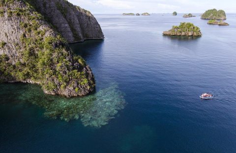 8-Mermaid-II-Dinghie-&-island-&-reef